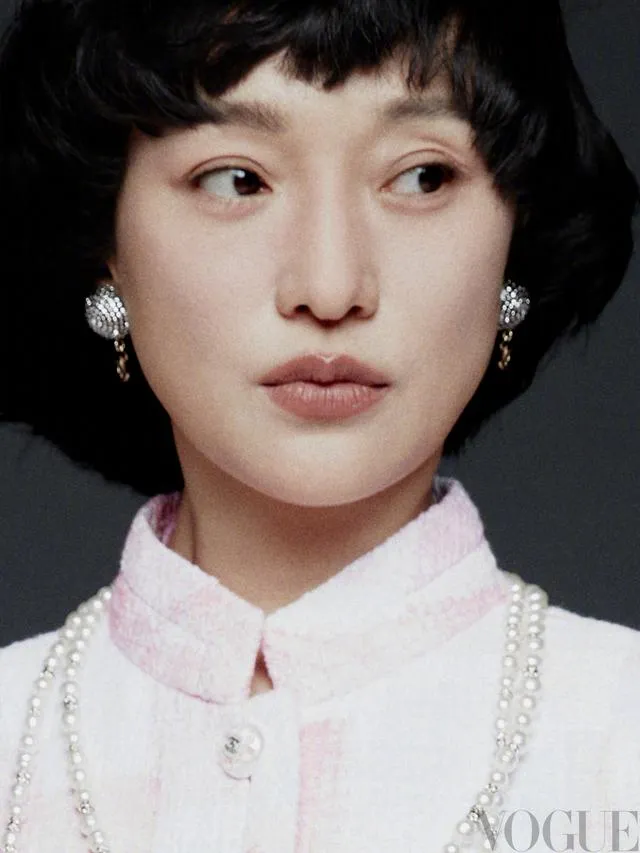 周迅成為VOGUE開季刊首位中國演員，吊帶蕾絲展示玲瓏身材，演繹20年代復古大片 