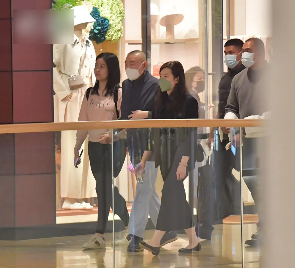 劉鑾雄和呂麗君女兒牽手逛街 父女首次同框畫面溫馨 妻子甘比疑似陪伴在旁