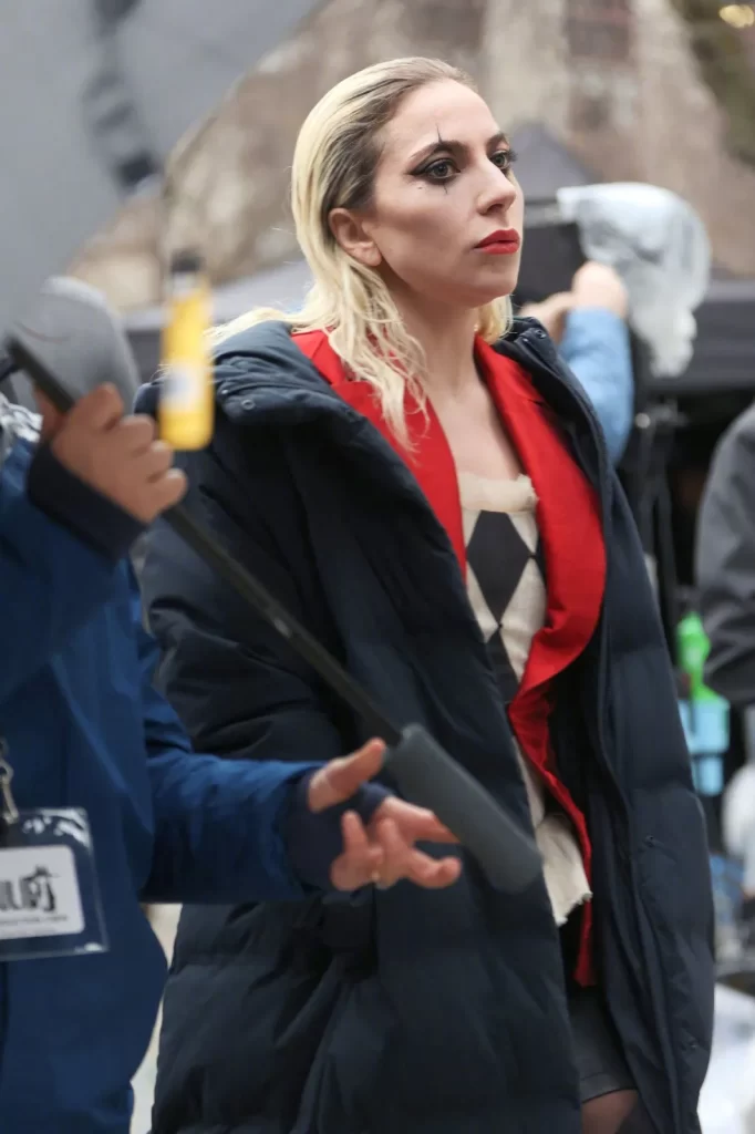 Lady GaGa紅衣小丑造型搶鏡！電影《小丑2》全新的片場照曝光，華金·菲尼克斯迴歸出演小丑