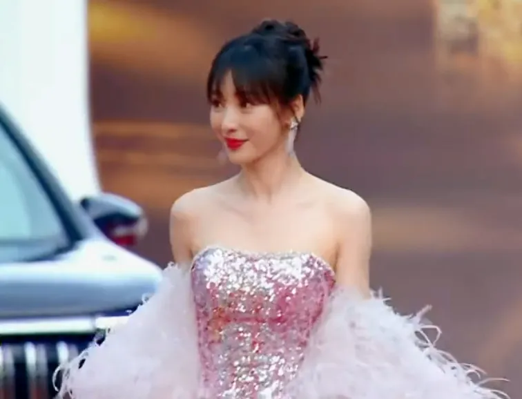電影華表獎紅毯來了！楊穎的玉簪，劉曉慶的寶石，36位女星美得千姿百態